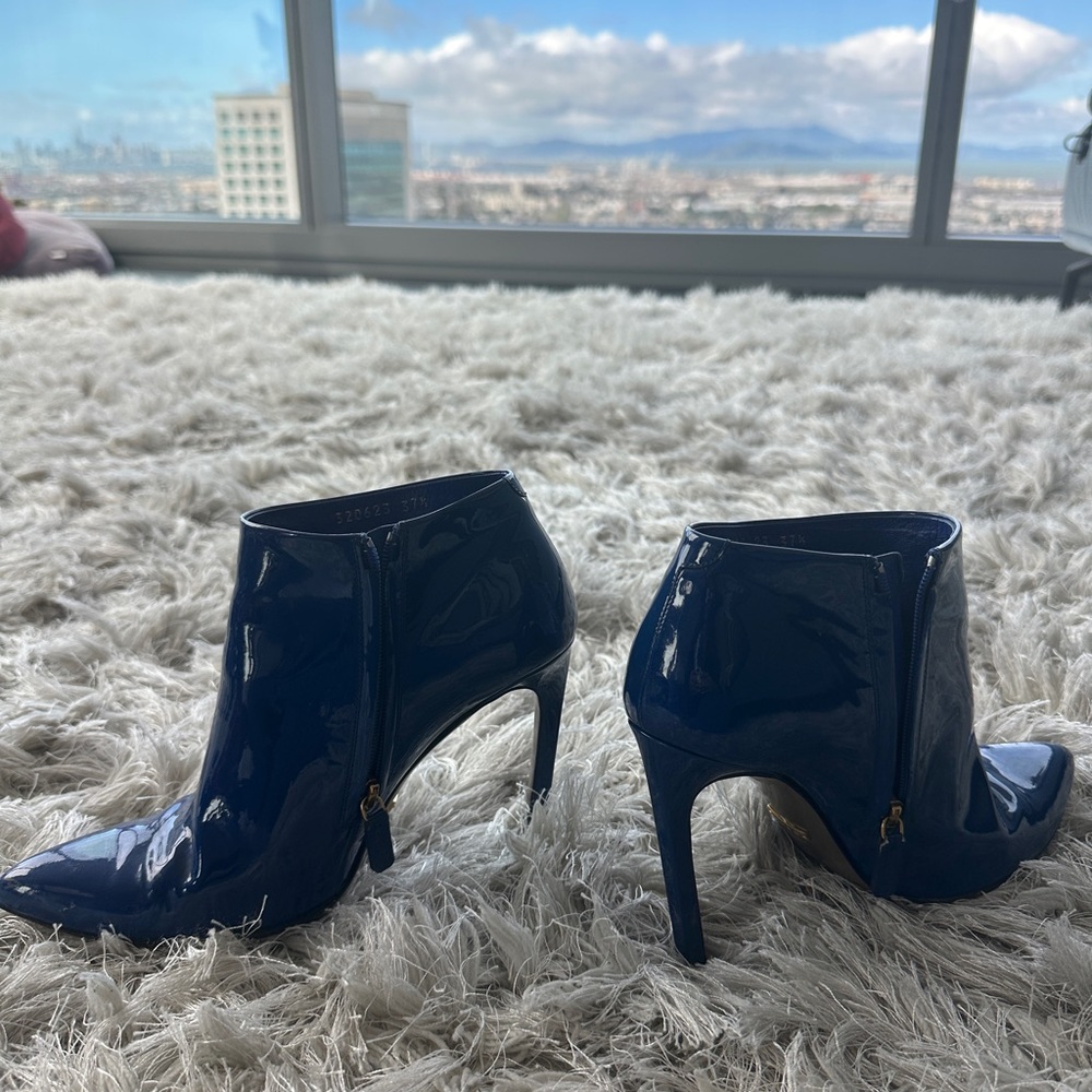 Gucci Women's Blue Patent Leather Ankle Booties
